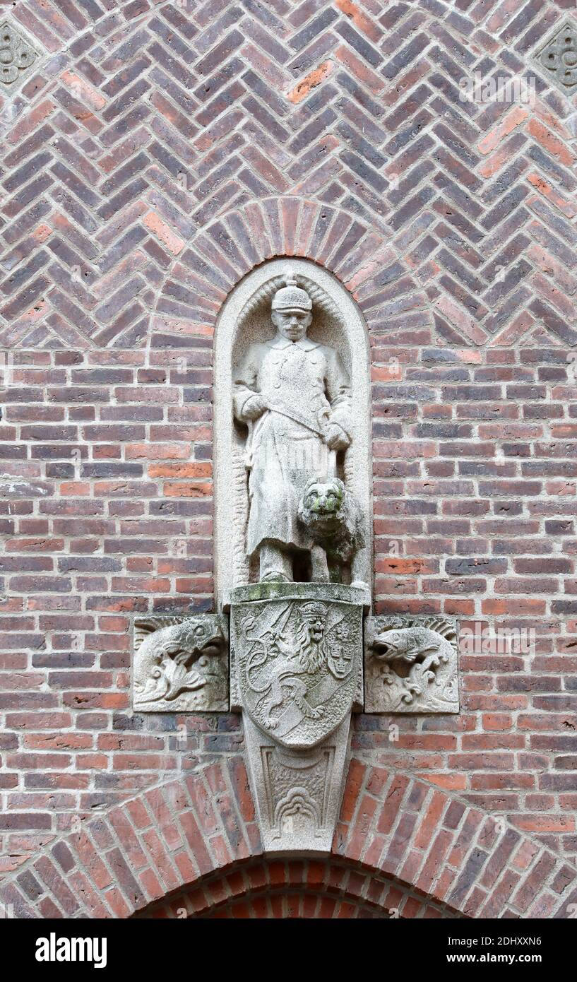 Sculpture d'un policier et d'un chien à la police Maison conçue par Charles Lindholm en 1911 Banque D'Images