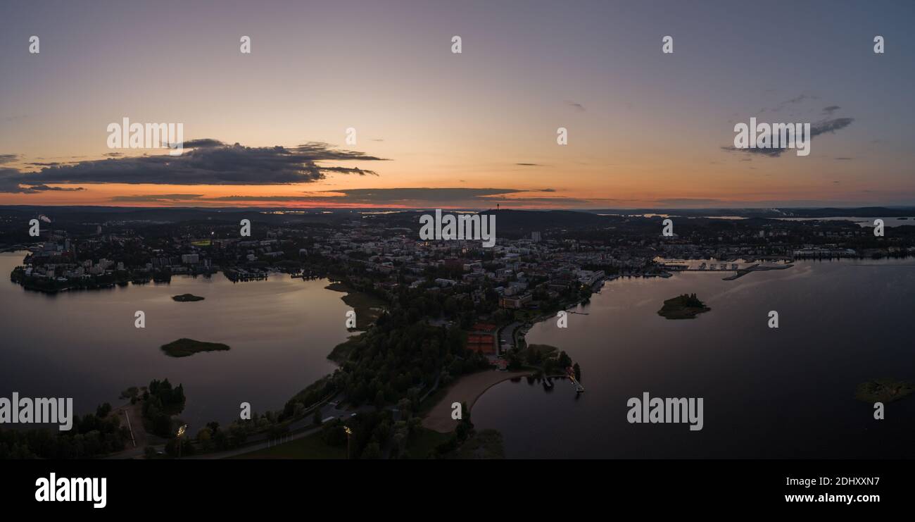 Vue panoramique de la ville de Kuopio au coucher du soleil avec les lacs entourant la ville vue des airs, Finlande Banque D'Images