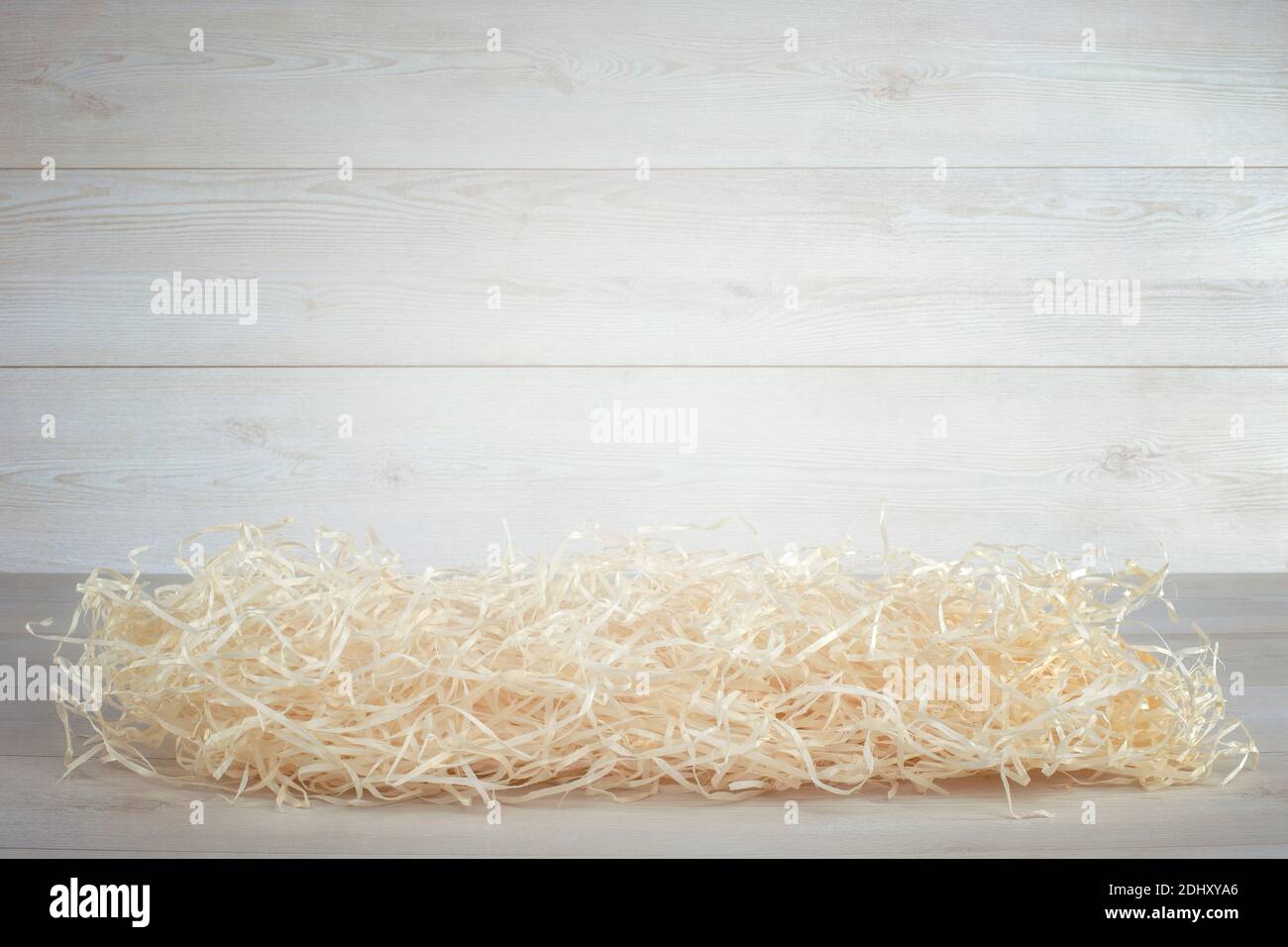 Matériau d'emballage en paille sur fond de mur en bois blanc. Banque D'Images