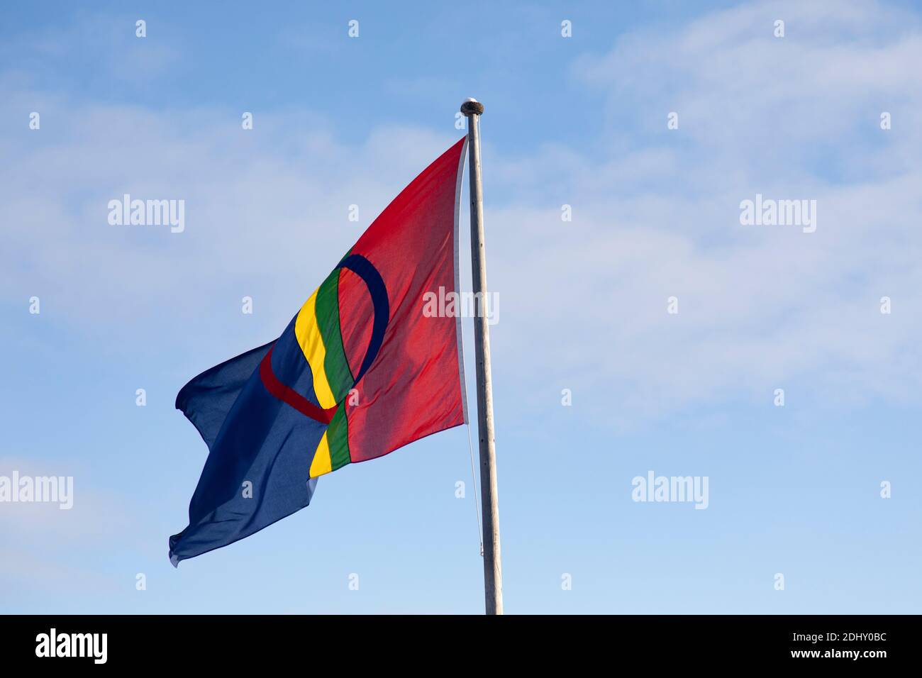 Karasjok, Laponie, Norvège - 3 mars 2020 : drapeau national sami du Parlement à Karasjok. Banque D'Images