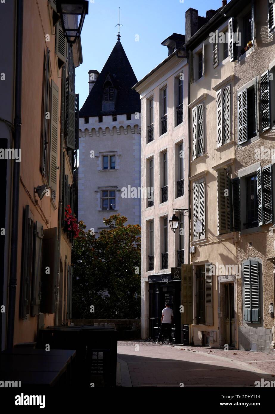 AJAXNETPHOTO. 2019 PAU, FRANCE. - TOUR DU CHÂTEAU - APPROCHE DE L'ENTRÉE DU MUSÉE NATIONAL ET DU CHÂTEAU DE PAU VU DE LA RUE DE CHATEAU.PHOTO:JONATHAN EASTLAND/AJAX REF:GX8191010_781 Banque D'Images