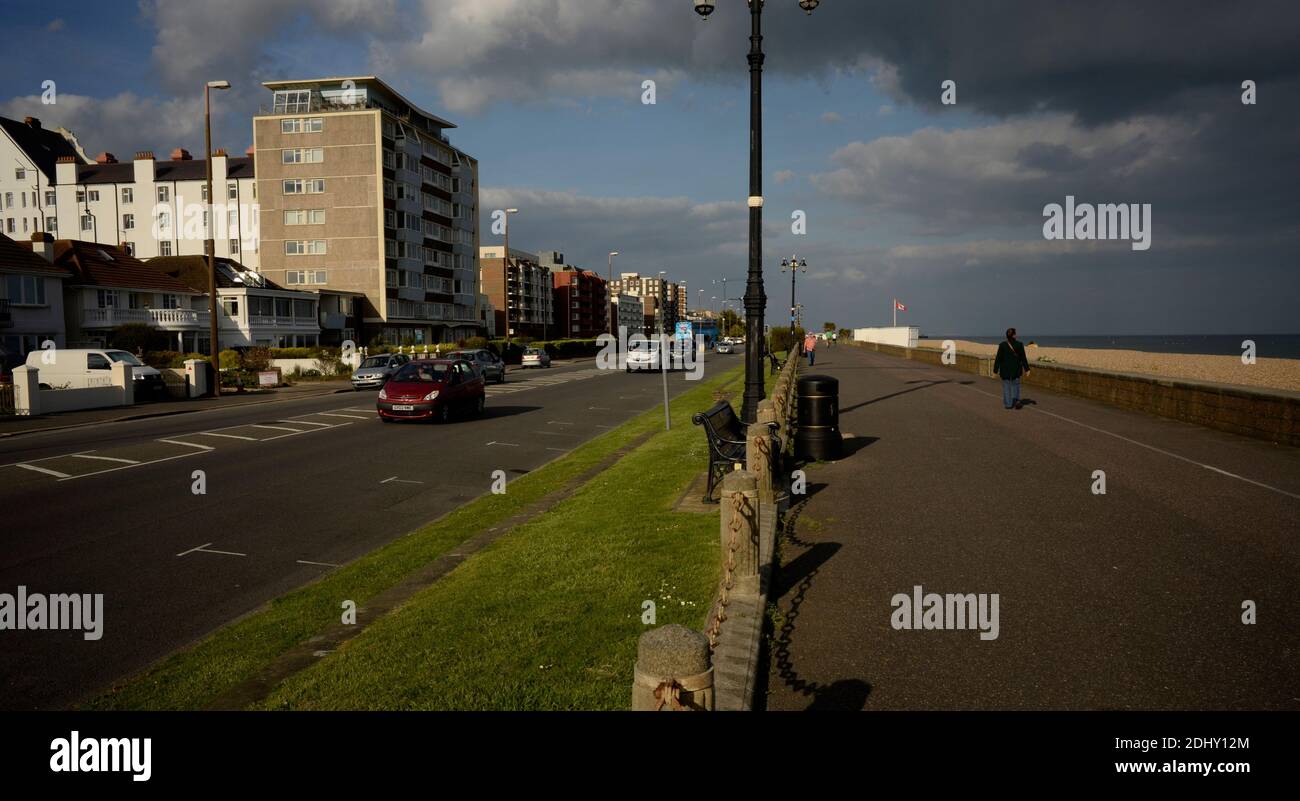 AJAXNETPHOTO. WORTHING, ANGLETERRE. - DÉFILÉ MARITIME - IMMEUBLES SURPLOMBANT LA PROMENADE ET LE CANAL ANGLAIS.PHOTO:JONATHAN EASTLAND/AJAX REF:NA13056 558 Banque D'Images