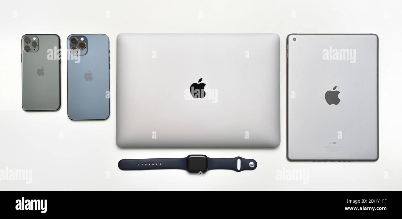 STARIY OSKOL, RUSSIE - 10 DÉCEMBRE 2020 : ensemble de dispositifs Apple Company pour macbook air, ipad, iwatch et iphone 12 pro et 11 pro Banque D'Images