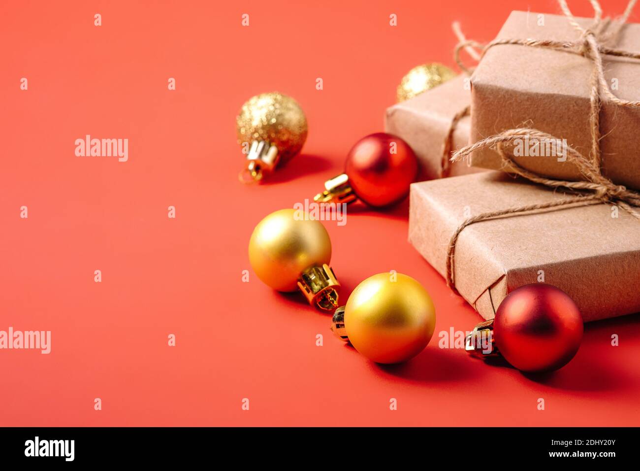 Composition de Noël. Décoration rouge et dorée et boules avec boîte cadeau zéro déchet. Copier l'espace Banque D'Images