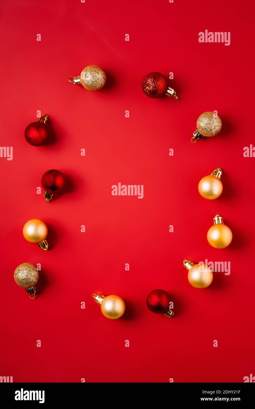 Composition de Noël. Décoration rouge et dorée et boules. Banque D'Images