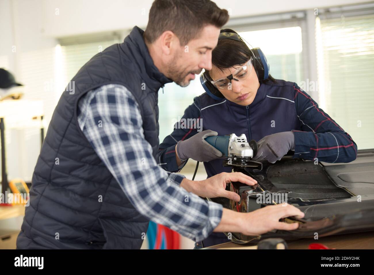 deux artisans soudeur dans leur atelier d'artisanat Banque D'Images