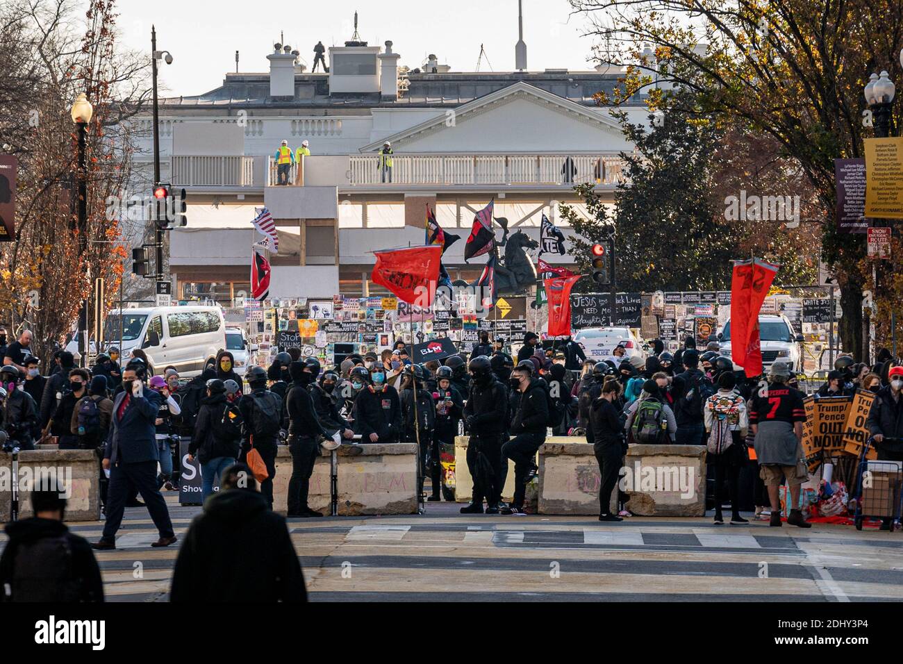 Washington, États-Unis. 12 décembre 2020. BLM Plaza est bloqué à quelques pâtés de maisons lors d'un rassemblement de Trump pour maintenir les confrontations à un minimum à Washington, DC le samedi 12 décembre 2020. De grands groupes de partisans du président Donald Trump marchent sur la capitale de la nation alors qu'ils allèguent, sans preuve, que le président élu Joe Biden a volé l'élection américaine de Donald Trump. Photo de Ken Cedeno/UPI crédit: UPI/Alay Live News Banque D'Images