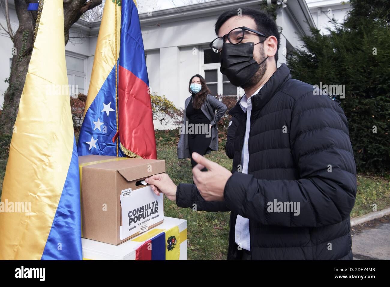 Washington, États-Unis. 12 décembre 2020. Commissaire présidentiel à l'ONU Manuel Pizarro proteste contre la dictature de MaduroÕs lors d'une consultation populaire Caravane aujourd'hui le 12 décembre 2020 à l'ambassade du Venezuela à Washington DC, Etats-Unis. (Photo de Lénine Nolly/Sipa USA) Credit: SIPA USA/Alay Live News Banque D'Images