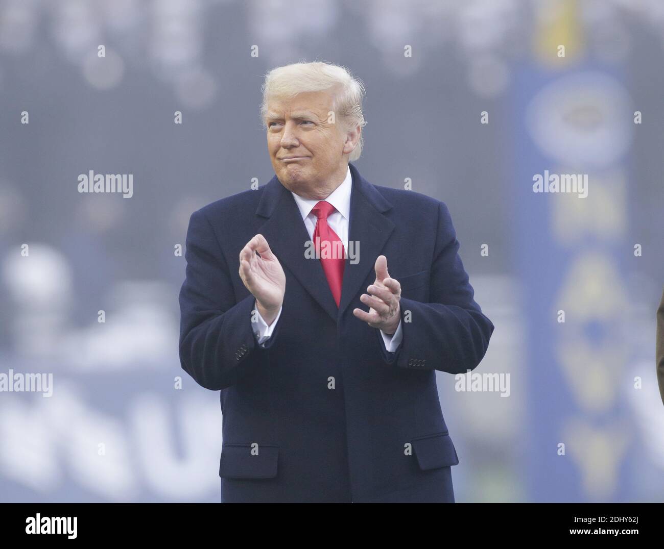 West point, États-Unis. 12 décembre 2020. West point, États-Unis. 12 décembre 2020. Le président Donald Trump arrive à lancer la pièce avant que les Chevaliers noirs de l'Armée jouent le Midshipmenon de la Marine dans le 121e jeu traditionnel Armée-Marine au stade Michie à West point. Le jeu annuel de rivalité a traditionnellement été joué devant une foule de capacité dans les stades NFL à Philadelphie, Baltimore, Landover ou East Rutherford, mais la pandémie de coronavirus a forcé le jeu à être joué à West point pour la première fois depuis 1943. Crédit : UPI/Alay Live News Banque D'Images