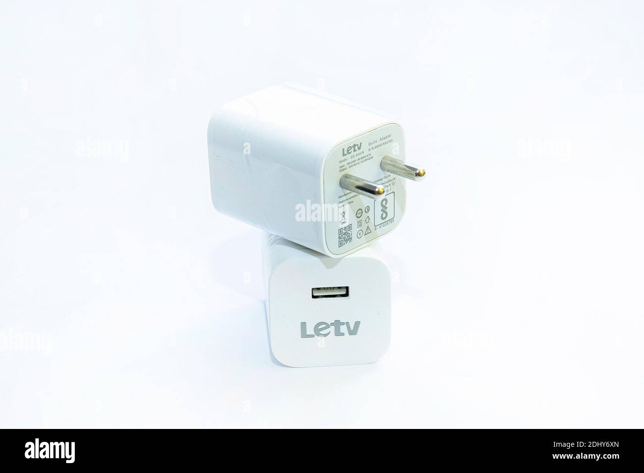 Fiche blanche pour une utilisation USB, spécialement pour charger un smartphone ou une tablette. Banque D'Images