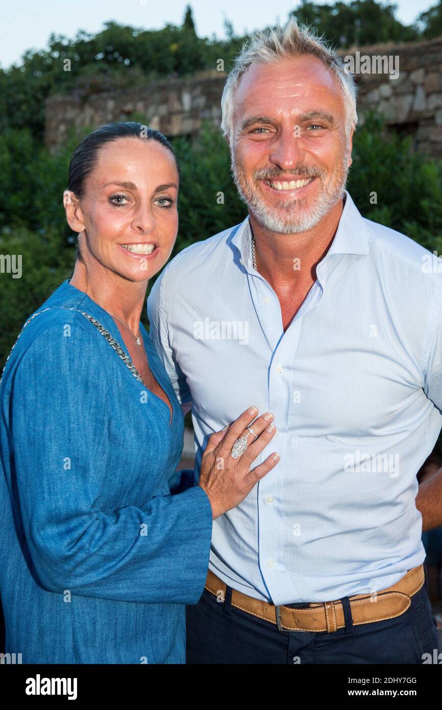 Photo du dossier : David Ginola et son épouse Coraline au concert de Jeff Panacloc ‘PERD le contrôleur’ pendant le 31e Festival de Ramatuelle à Ramatuelle, France, le 03 août 2015. David Ginola, ancien joueur de Newcastle United et PSG, a subi un arrêt cardiaque, selon des sources d'information françaises. L'homme de 49 ans serait dans un état stable après l'urgence médicale à Mandelieu, près de Nice, vers 16h30, heure locale.On croit que Ginola participe à une compétition de golf à la coupe de golf Mapauto. Photo de Cyril Bruneau/Festival de Ramatuelle/ABACAPRESS.COM Banque D'Images