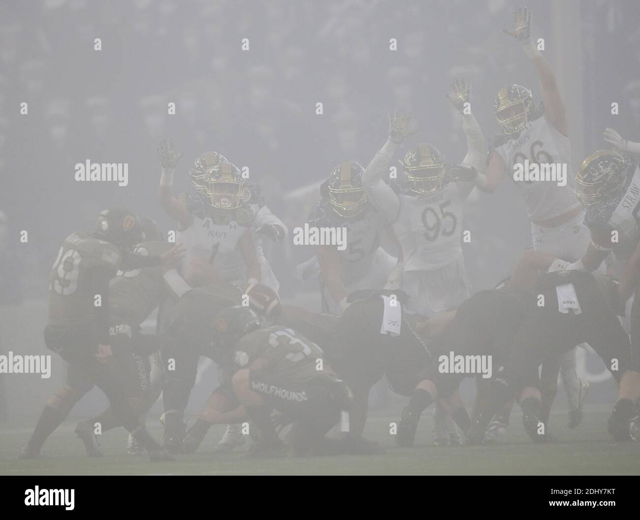 West point, États-Unis. 12 décembre 2020. West point, États-Unis. 12 décembre 2020. Les Chevaliers noirs de l'Armée de terre ont donné un but de terrain dans la première moitié contre le Midshipmenon de la Marine dans le 121e jeu traditionnel Armée-Marine au Michie Stadium à West point. Le jeu annuel de rivalité a traditionnellement été joué devant une foule de capacité dans les stades NFL à Philadelphie, Baltimore, Landover ou East Rutherford, mais la pandémie de coronavirus a forcé le jeu à être joué à West point pour la première fois depuis 1943. Crédit : UPI/Alay Live News Banque D'Images