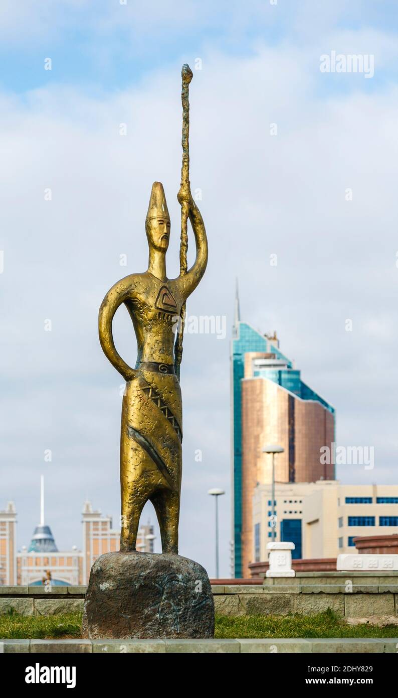 Sculpture du boulevard Nurjol avec le gratte-ciel de la Tour des transports abritant le Ministère des transports et de la communication, Nur-Sultan (Astana), Kazakhstan Banque D'Images