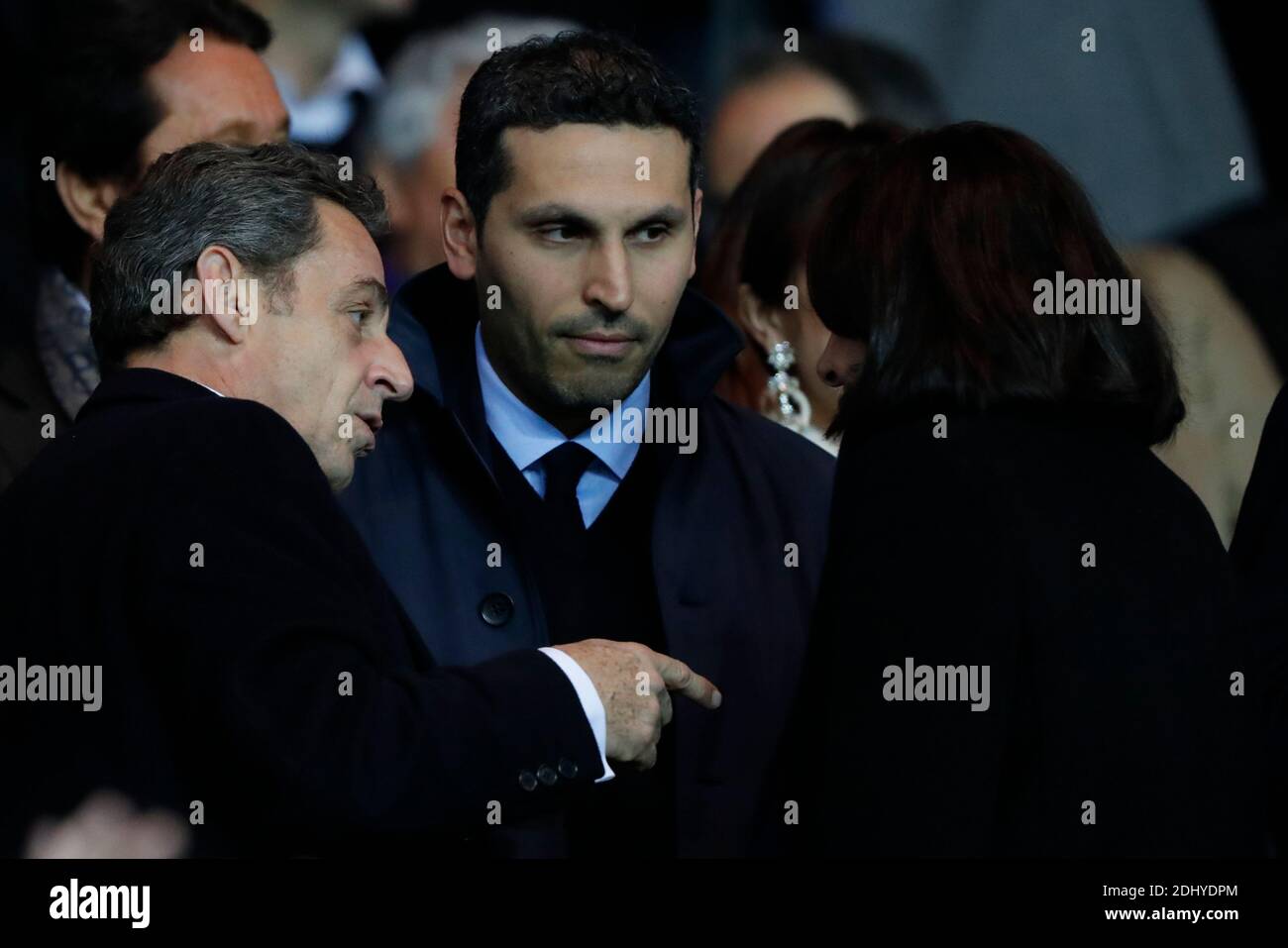 Nicolas Sarkozy, Nicolas Sarkozy, Khaldoon Al Mubarak, président de la ville de Manchester, et Anne Hidalgo dans les tribunes devant assister au match de football quart-finale de la Ligue des champions de l'UEFA, première étape, Paris Saint-Germain vs Manchester City au stade du Parc des Princes à Paris, France, le 6 avril 2016. Photo de Henri Szwarc/ABACAPRESS.COM Banque D'Images