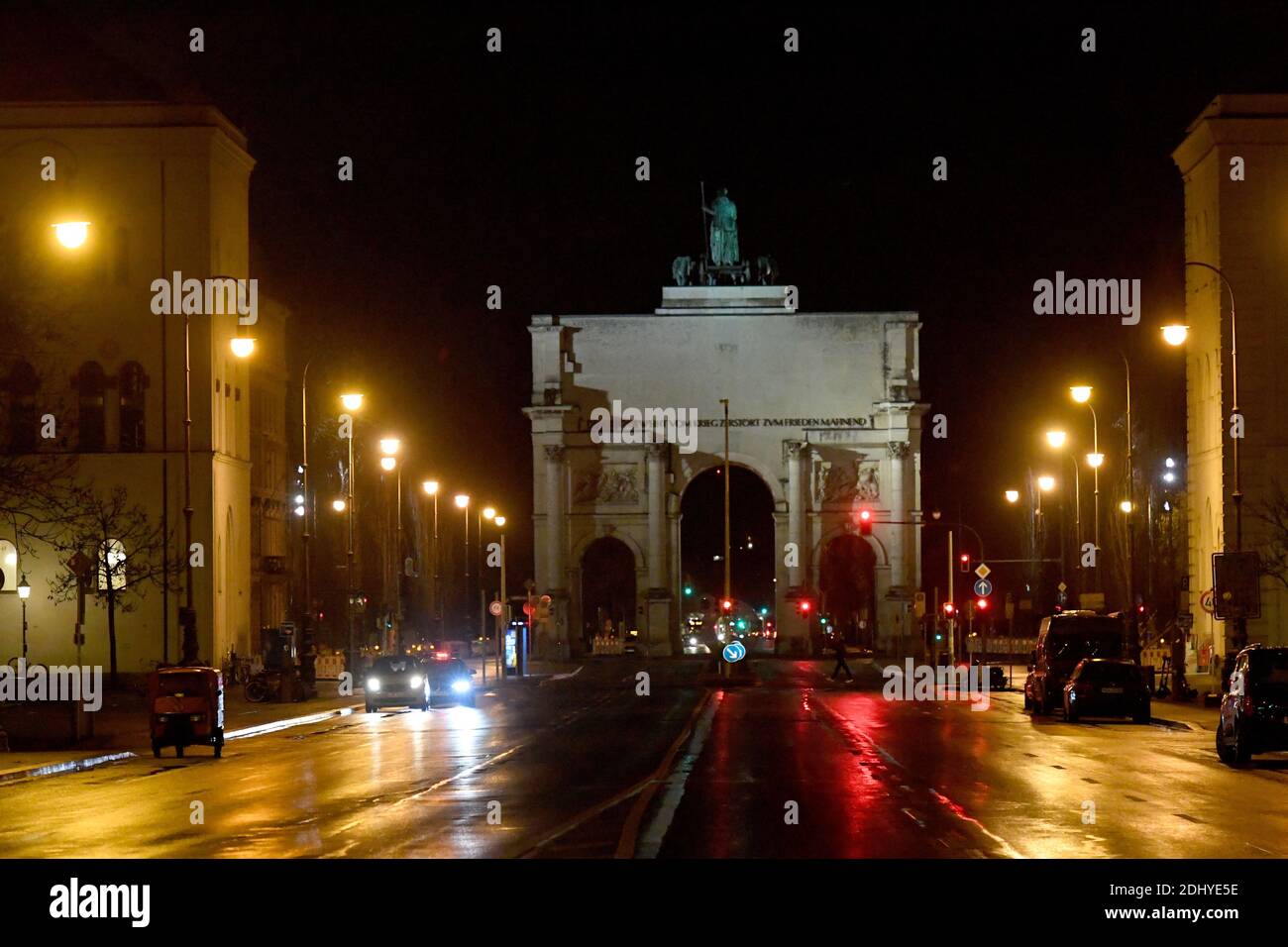 Munich, Allemagne. 12 décembre 2020. Aucun peuple n'est à la porte de la victoire à environ 21.55. Il y a un couvre-feu prolongé entre 21.00 et 5.00 en raison de la Corona pandémie de crédit: Felix Hörhager/dpa/Alamy Live News Banque D'Images