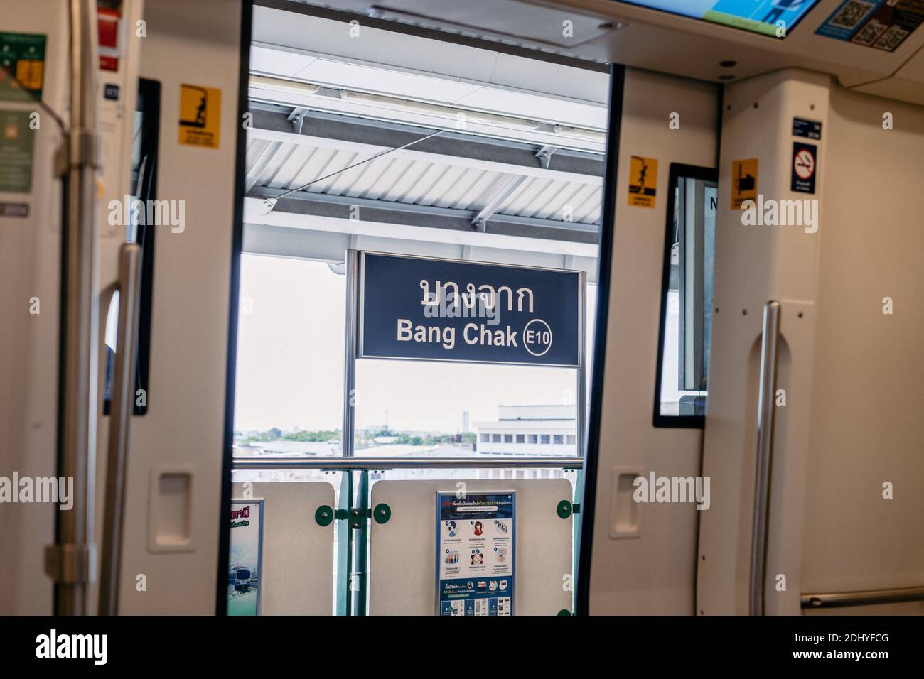 Bangkok, Thaïlande - 30 juillet 2020, la porte est ouverte depuis l'intérieur du train BTS (Bangkok (Mass) Transit System Platform) et de la gare Banner of BANG CHAK Banque D'Images