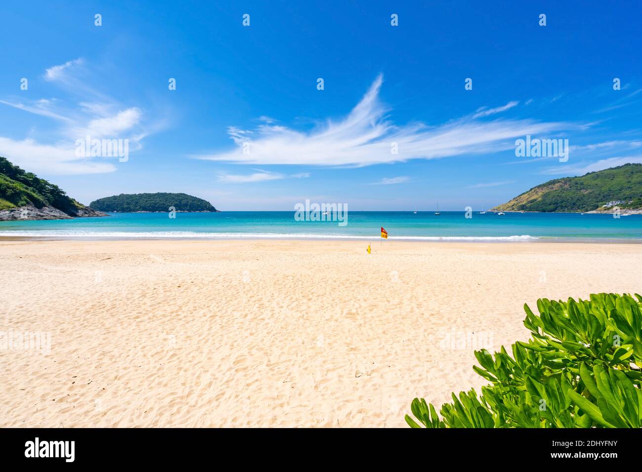 Plage en été à naiharn plage Phuket le décembre 7,2020 concept Voyage et tour, plage vide déserte et Nouvelle normale après covid-19 naiharn b Banque D'Images