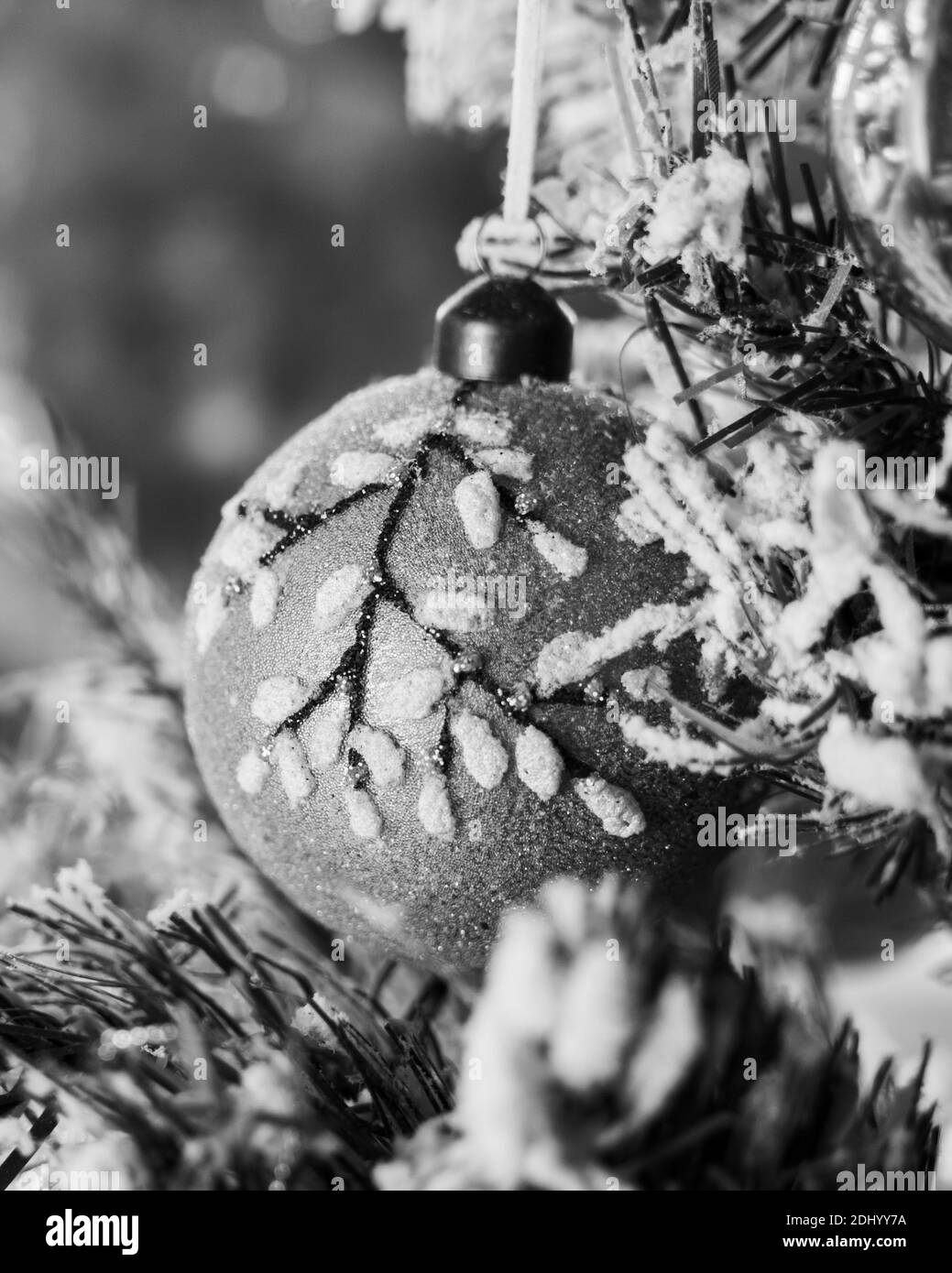 Décoration de Noël en bronze cuivré dans un sapin de Noël vert enneigé Banque D'Images