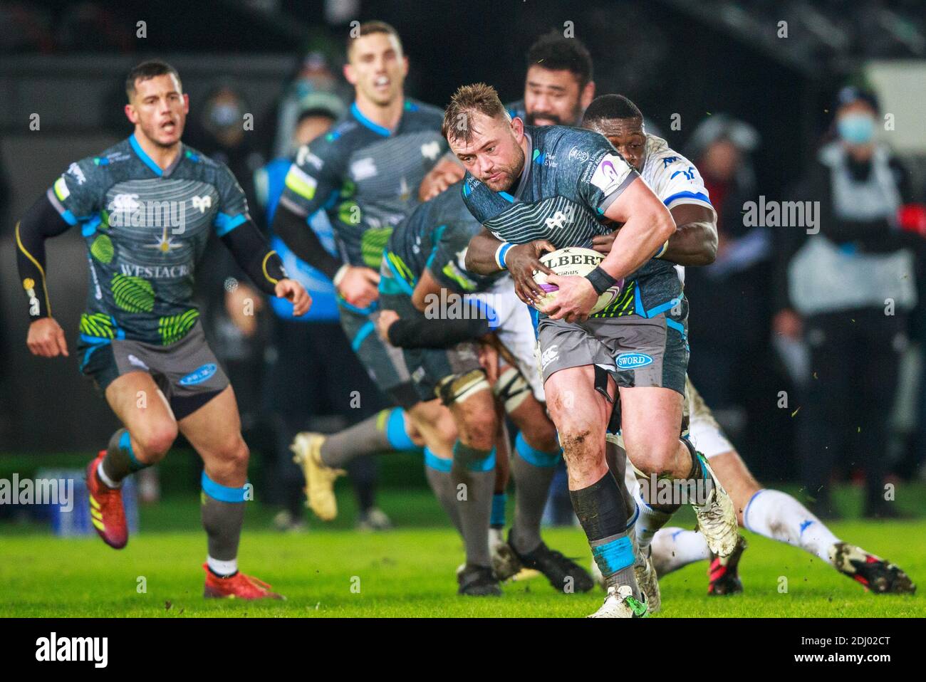Swansea, pays de Galles, Royaume-Uni. 12 décembre 2020. Sam Parry, le joueur d'ospreys, est à l'attaque lors du match de la coupe européenne de rugby Ospreys v Castres Olympique. Crédit : Gruffydd Thomas/Alay Live News Banque D'Images