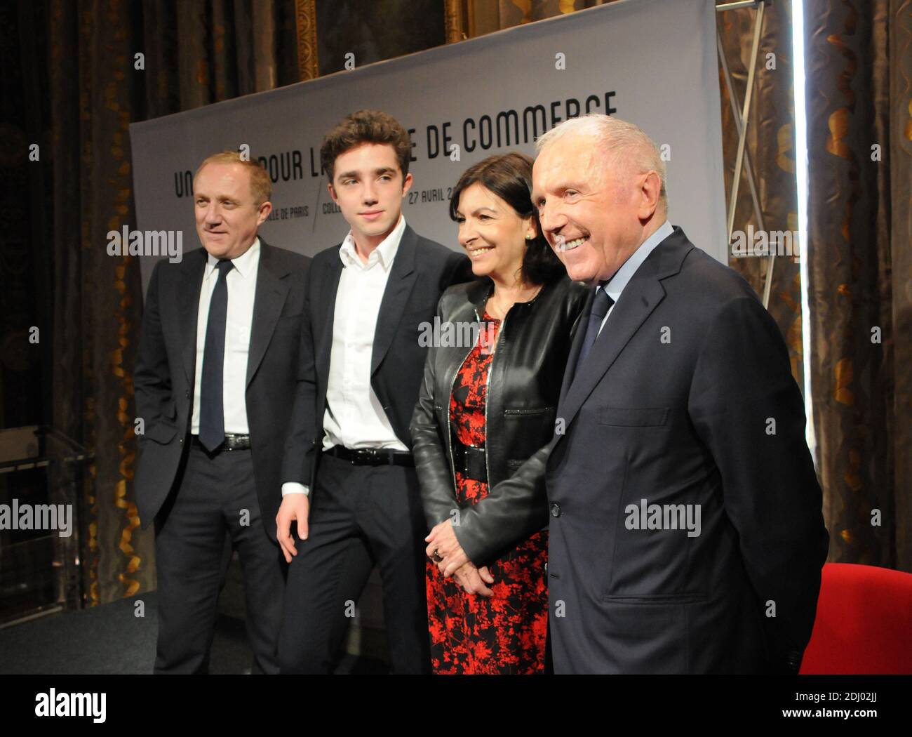 Maire de Paris Anne Hidalgo (C), homme d'affaires français François Pinault, son fils François-Henri Pinault (L), Chef du groupe de luxe français Kering et petit-fils François pose après avoir tenu une conférence de presse pour annoncer un projet de musée d'art dans le bâtiment de la Bourse du Commerce dans le centre de Paris qui abritera la collection d'art privée de Pinault, le 27 avril 2016, à Paris, en France. L'une des plus grandes collections d'art privées au monde sera logée dans un nouveau musée de Paris à deux pas du Louvre, a déclaré le milliardaire français le 27 avril. François Pinault, le mogul de produits de luxe qui également OW Banque D'Images