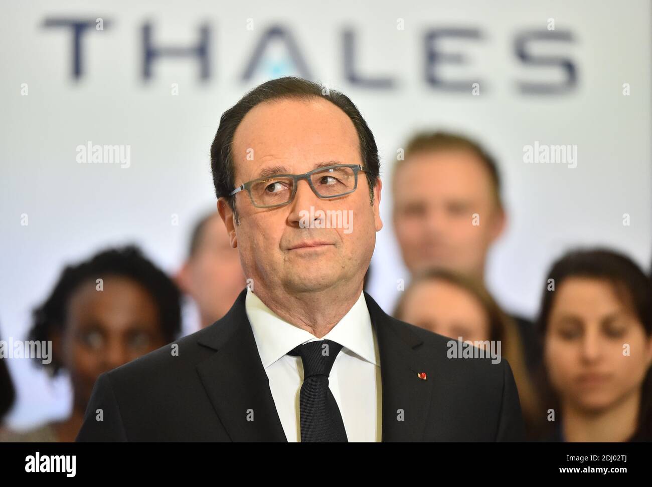 Le président français François Hollande lors de sa visite au siège de Thales Communications & Security, leader européen des systèmes d'information et de communication sécurisés sur les marchés mondiaux de la défense, de la sécurité et des transports terrestres, à Gennevilliers, près de Paris, en France, le 28 avril 2016. Photo de Christian Liewig/ABACAPRESS.COM Banque D'Images