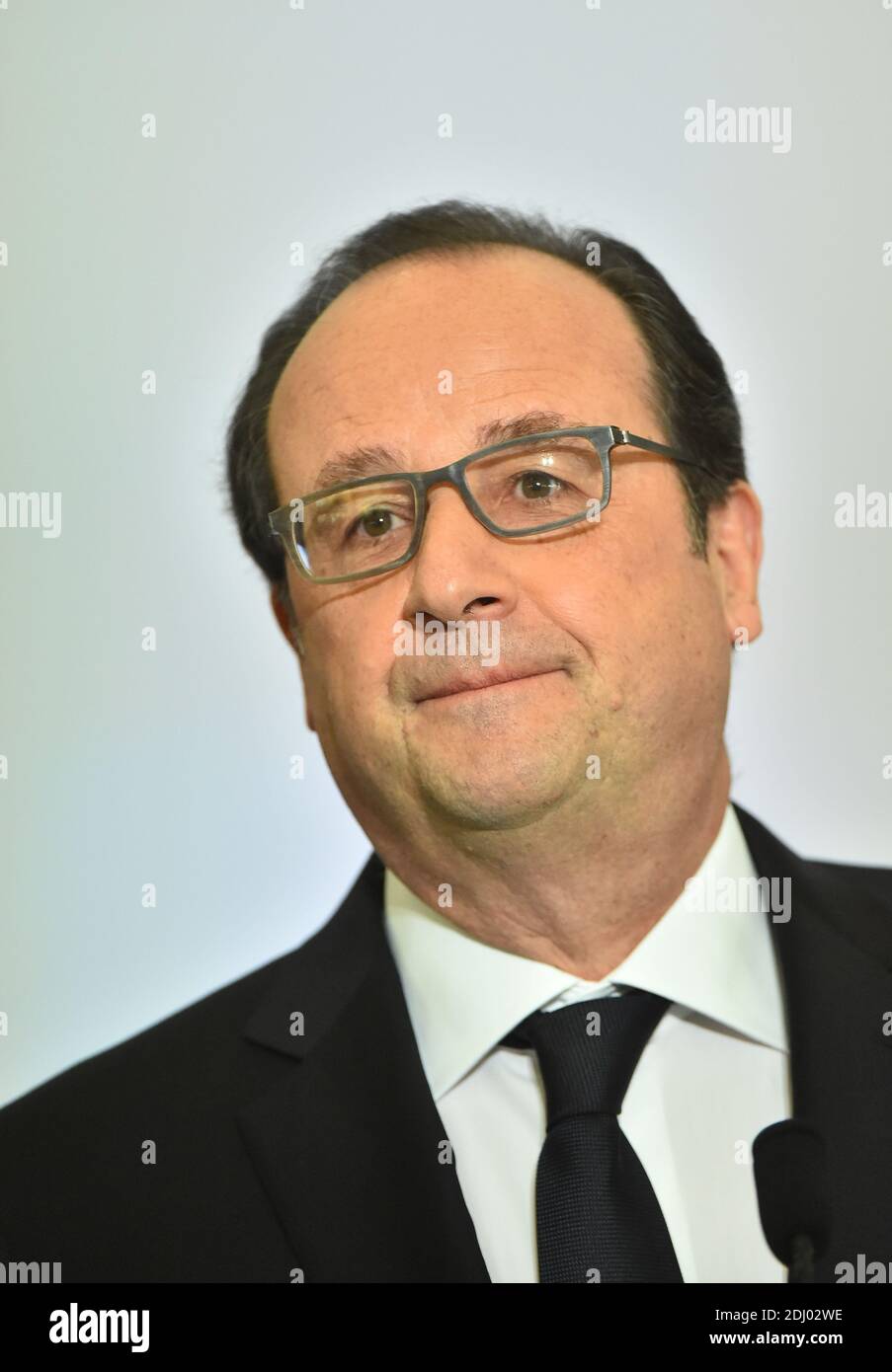 Le président français François Hollande lors de sa visite au siège de Thales Communications & Security, leader européen des systèmes d'information et de communication sécurisés sur les marchés mondiaux de la défense, de la sécurité et des transports terrestres, à Gennevilliers, près de Paris, en France, le 28 avril 2016. Photo de Christian Liewig/ABACAPRESS.COM Banque D'Images