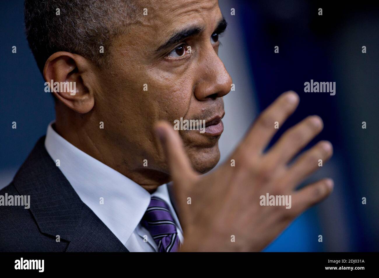 Le président américain Barack Obama s'exprime tout en rendant une visite surprise aux étudiants en journalisme participant à une journée de reporters universitaires dans la salle Brady Press Briefing Room de la Maison Blanche à Washington, DC, Etats-Unis, le jeudi 28 avril 2016. Une séance éclair de la part des médias de la Maison Blanche et de ses alliés n’a pas réussi à sévir contre le candidat de la Cour suprême d’Obama, et il est tout sauf certain que le siège restera vacant jusqu’après les élections américaines de novembre. Photo par Andrew Harrer/Pool/ABACAPRESS.COM Banque D'Images