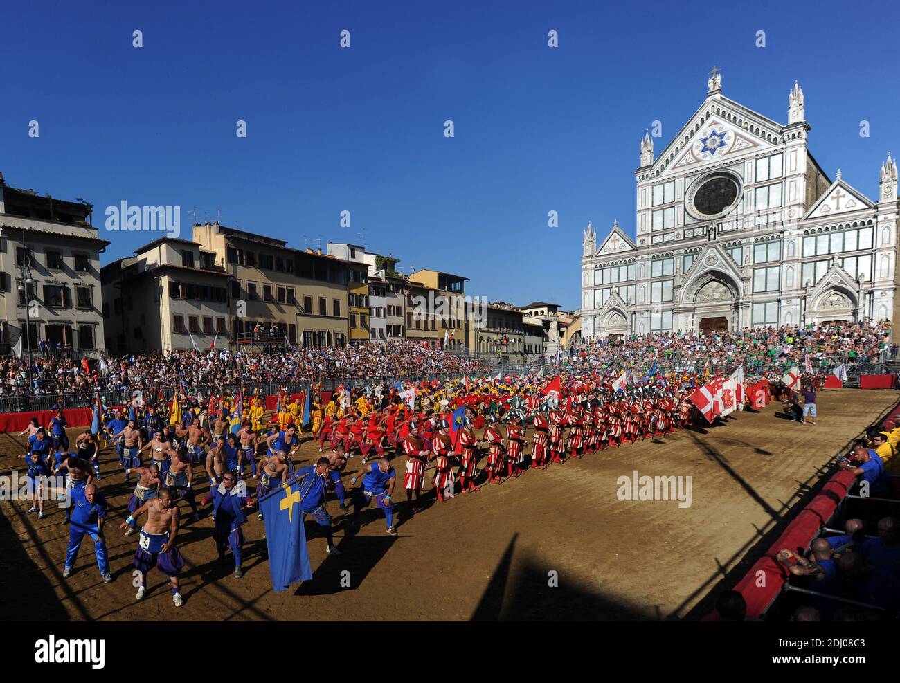 A Florence, en Italie avec les derniers gladiatorsles joueurs de Calcio Storico, l'ancêtre du football le 2013 juin. Photo : la cérémonie d'ouverture. Depuis le Moyen Age, chaque année en juin, quatre quartiers de la ville de Florence se battent sans pitié pour l'honneur de gagner le tournoi de Calcio Storico Fiorentino, un sport extraordinairement violent, joué par des hommes entraînés à se battre les uns contre les autres jusqu'à leurs limites.le tournoi se déroule avec quatre équipes, Les Bleus, les Verts, les blancs et les rouges, chacun représentant un district de la ville. C'est une croix entre la lutte gréco-romaine, boxi Banque D'Images