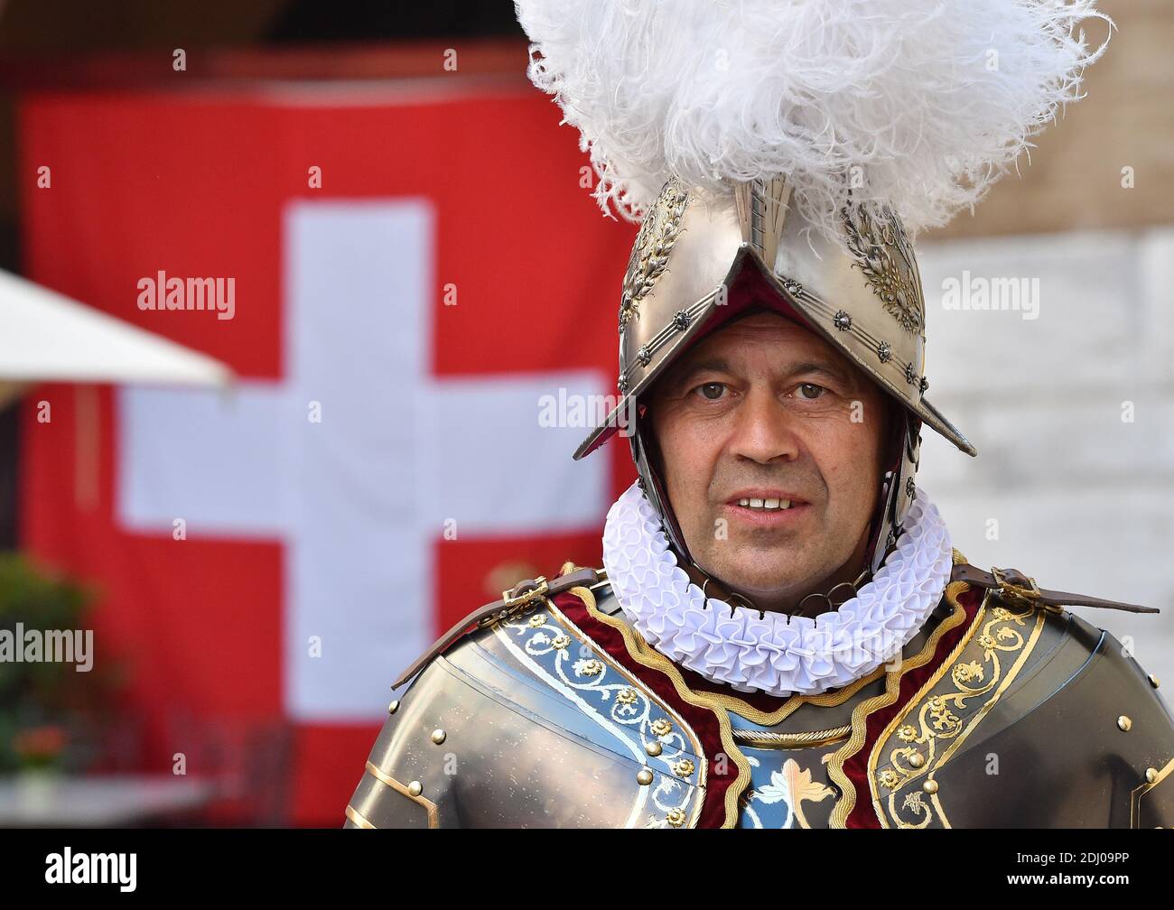 Le commandant de la Garde suisse, le lieutenant-colonel Christoph Graf . Les gardes suisses du Vatican ont juré en 23 nouvelles recrues le 6 mai 2016 au Vatican. Les nouvelles recrues se sont jointes à leurs rangs lors d'une cérémonie d'assermentation élaborée . La cérémonie a lieu chaque 6 mai pour commémorer les 147 gardes suisses qui sont morts en protégeant le Pape Clément VII pendant le Sack de Rome de 1527. Ensuite, chaque nouvelle recrue saisit le drapeau du corps et, levant trois doigts dans un symbole de la Sainte Trinité, jurait de respecter le serment de la Garde suisse pour protéger le pape François et ses successeurs. La Garde suisse, fondée en 1506, se compose de 100 bénévoles qui doivent l'être Banque D'Images