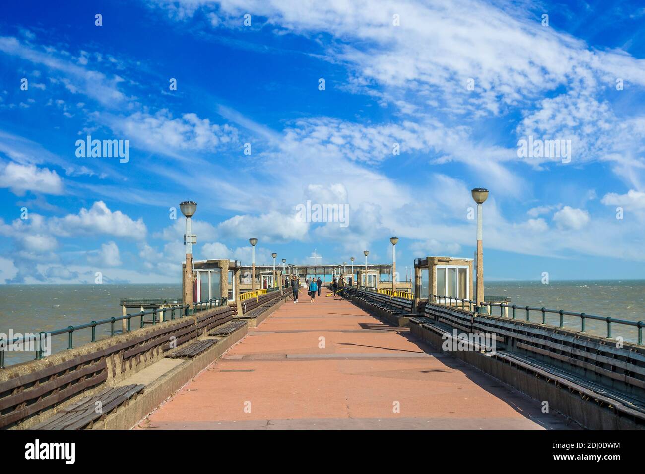 Jetée de Deal Deal Kent Angleterre Ville balnéaire soleil Ciel Bleu Banque D'Images