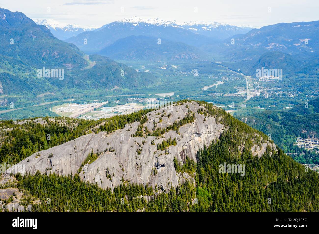 Ville et montagnes environnantes à Squamish, Colombie-Britannique, Canada. Banque D'Images