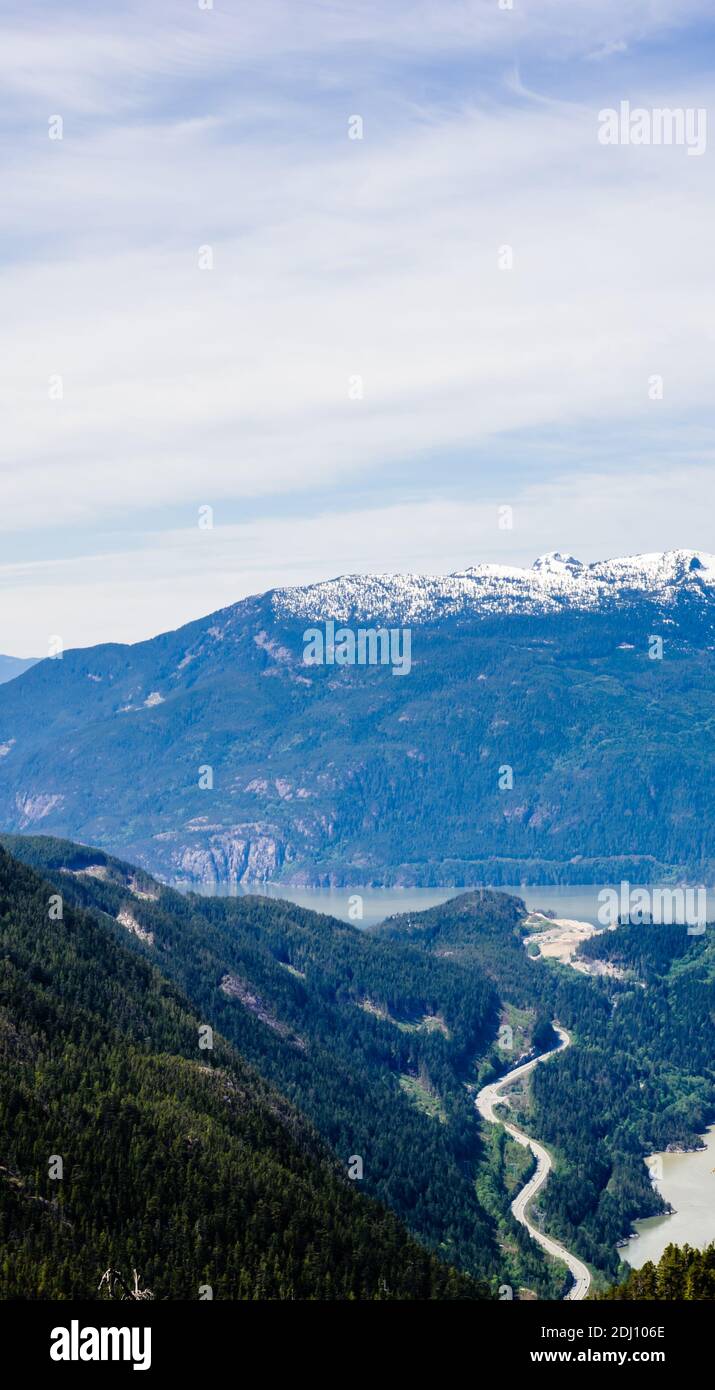 Autoroute sinueuse en montagne près de Squamish, Colombie-Britannique, Canada. Banque D'Images