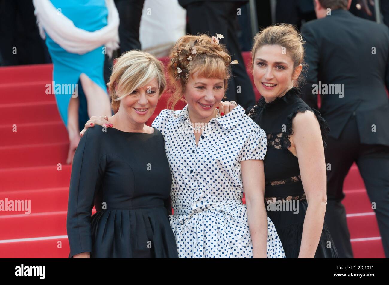 Julie Depardieu, Chantal Ladesou et Julie Gayet arrivent sur le tapis rouge de la projection de 'The Unkown Girl (la feuille inconnue)' qui s'est déroulée au Palais des Festivals de Cannes, en France, le 18 mai 2016, dans le cadre du 69e Festival du film de Cannes. Photo de Nicolas Genin/ABACAPRESS.COM Banque D'Images