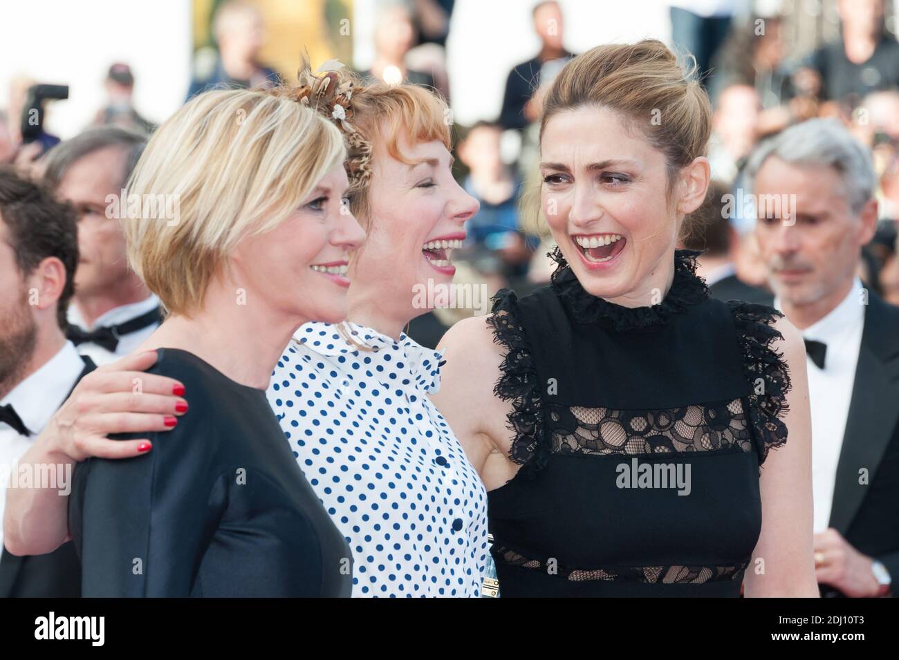 Julie Depardieu, Chantal Ladesou et Julie Gayet arrivent sur le tapis rouge de la projection de 'The Unkown Girl (la feuille inconnue)' qui s'est déroulée au Palais des Festivals de Cannes, en France, le 18 mai 2016, dans le cadre du 69e Festival du film de Cannes. Photo de Nicolas Genin/ABACAPRESS.COM Banque D'Images