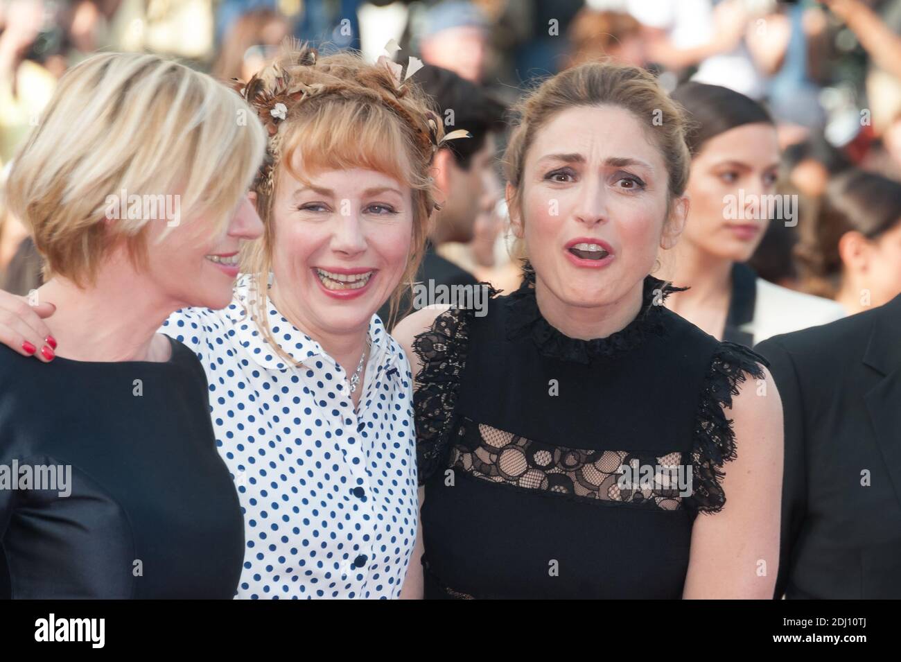 Julie Depardieu, Chantal Ladesou et Julie Gayet arrivent sur le tapis rouge de la projection de 'The Unkown Girl (la feuille inconnue)' qui s'est déroulée au Palais des Festivals de Cannes, en France, le 18 mai 2016, dans le cadre du 69e Festival du film de Cannes. Photo de Nicolas Genin/ABACAPRESS.COM Banque D'Images