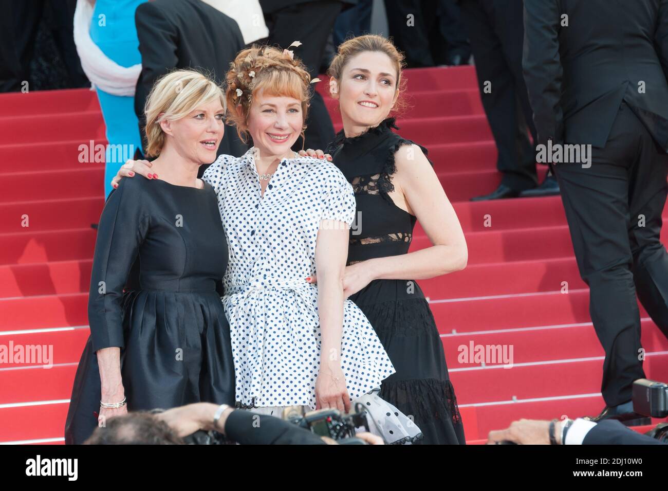 Julie Depardieu, Chantal Ladesou et Julie Gayet arrivent sur le tapis rouge de la projection de 'The Unkown Girl (la feuille inconnue)' qui s'est déroulée au Palais des Festivals de Cannes, en France, le 18 mai 2016, dans le cadre du 69e Festival du film de Cannes. Photo de Nicolas Genin/ABACAPRESS.COM Banque D'Images