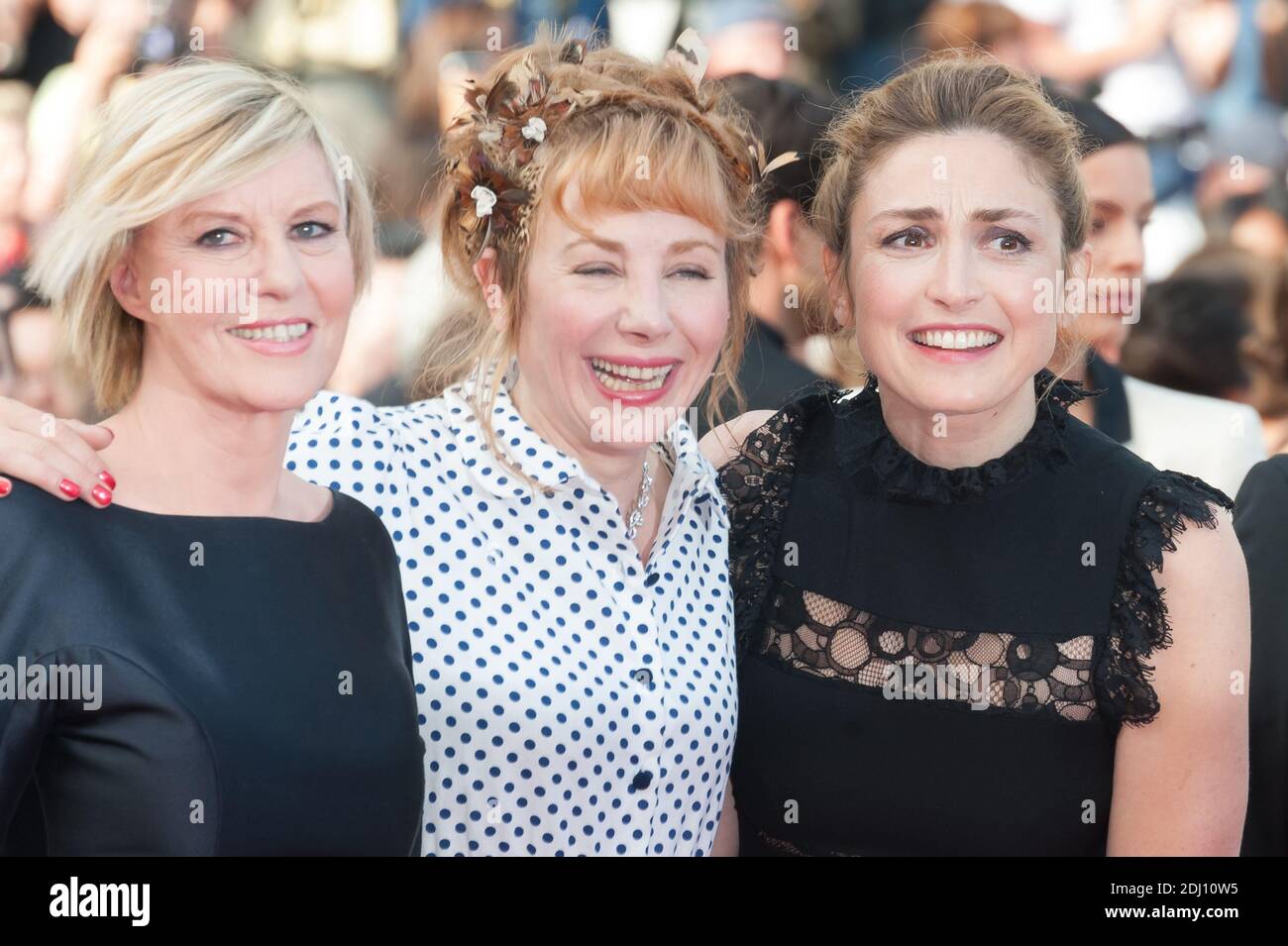 Julie Depardieu, Chantal Ladesou et Julie Gayet arrivent sur le tapis rouge de la projection de 'The Unkown Girl (la feuille inconnue)' qui s'est déroulée au Palais des Festivals de Cannes, en France, le 18 mai 2016, dans le cadre du 69e Festival du film de Cannes. Photo de Nicolas Genin/ABACAPRESS.COM Banque D'Images