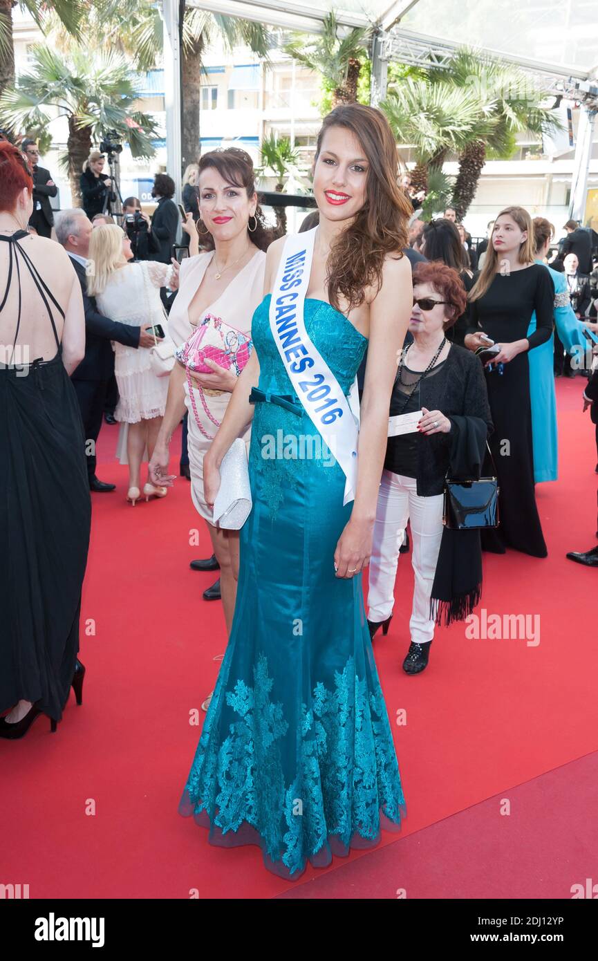 Miss Cannes 2016 Lydia Lestan arrive sur le tapis rouge de la projection de  'Baccalaureat' au Palais des Festivals de Cannes, France, le 19 mai 2016  dans le cadre du 69e Festival
