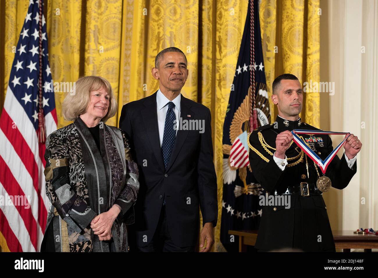 Le Dr Mary-Claire King, de l'Université de Washington, se tient avec le président Barack Obama avant de recevoir la Médaille nationale de la science, lors d'une cérémonie dans la salle est de la Maison Blanche, le 19 mai 2016, à Washington, DC, États-Unis. Créée en 1959, la Médaille nationale des sciences reconnaît les personnes qui ont apporté une contribution exceptionnelle aux sciences et au génie. La Médaille nationale de la technologie et de l'innovation, créée en 1980, reconnaît ceux qui ont contribué à la compétitivité et à la qualité de vie de l'Amérique et qui ont contribué à renforcer la main-d'œuvre technologique du pays. Photo Banque D'Images