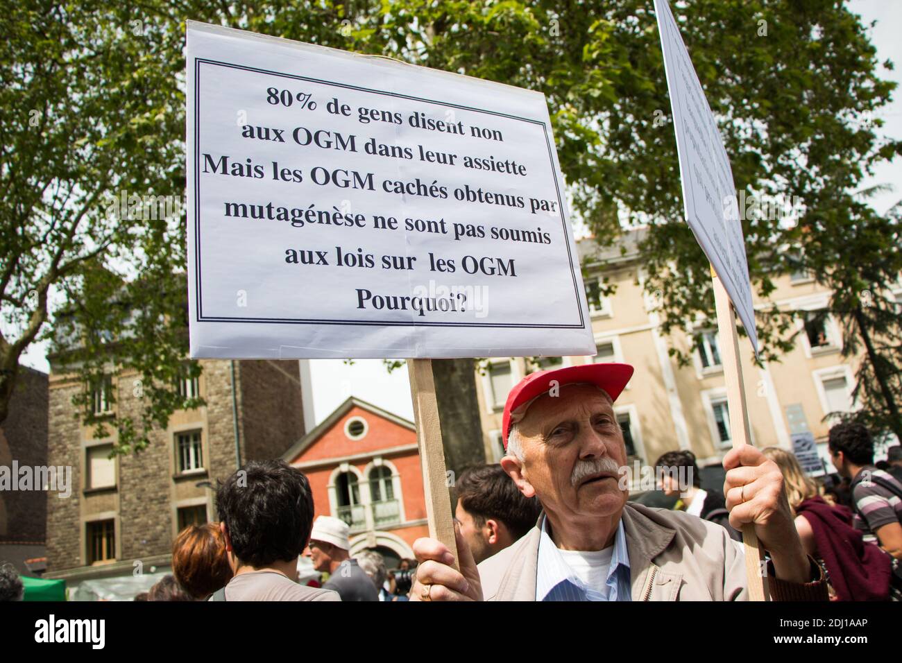 Cent manifestants se sont emmis dans les rues de Rennes, dans l'ouest de la France, le 21 mai 2016, pour la marche contre Monsanto, dans le cadre d'une manifestation contre la multinationale agrochimique. Les militants protestent contre les produits génétiquement modifiés (OGM) de Monsanto et contre le monopole présumé que Monsanto a sur le marché de l'approvisionnement alimentaire. Photo du Vicent Feuray/ABACAPRESS.COM Banque D'Images