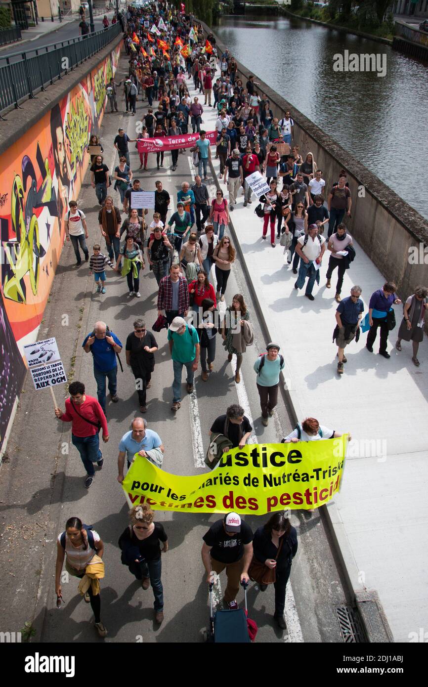 Cent manifestants se sont emmis dans les rues de Rennes, dans l'ouest de la France, le 21 mai 2016, pour la marche contre Monsanto, dans le cadre d'une manifestation contre la multinationale agrochimique. Les militants protestent contre les produits génétiquement modifiés (OGM) de Monsanto et contre le monopole présumé que Monsanto a sur le marché de l'approvisionnement alimentaire. Photo du Vicent Feuray/ABACAPRESS.COM Banque D'Images