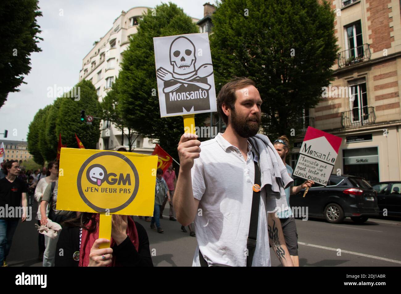 Cent manifestants se sont emmis dans les rues de Rennes, dans l'ouest de la France, le 21 mai 2016, pour la marche contre Monsanto, dans le cadre d'une manifestation contre la multinationale agrochimique. Les militants protestent contre les produits génétiquement modifiés (OGM) de Monsanto et contre le monopole présumé que Monsanto a sur le marché de l'approvisionnement alimentaire. Photo du Vicent Feuray/ABACAPRESS.COM Banque D'Images