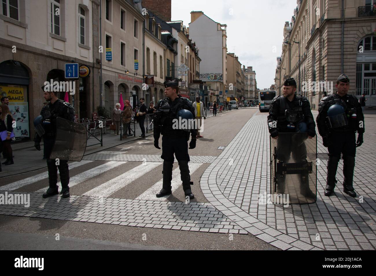 Cent manifestants se sont emmis dans les rues de Rennes, dans l'ouest de la France, le 21 mai 2016, pour la marche contre Monsanto, dans le cadre d'une manifestation contre la multinationale agrochimique. Les militants protestent contre les produits génétiquement modifiés (OGM) de Monsanto et contre le monopole présumé que Monsanto a sur le marché de l'approvisionnement alimentaire. Photo du Vicent Feuray/ABACAPRESS.COM Banque D'Images