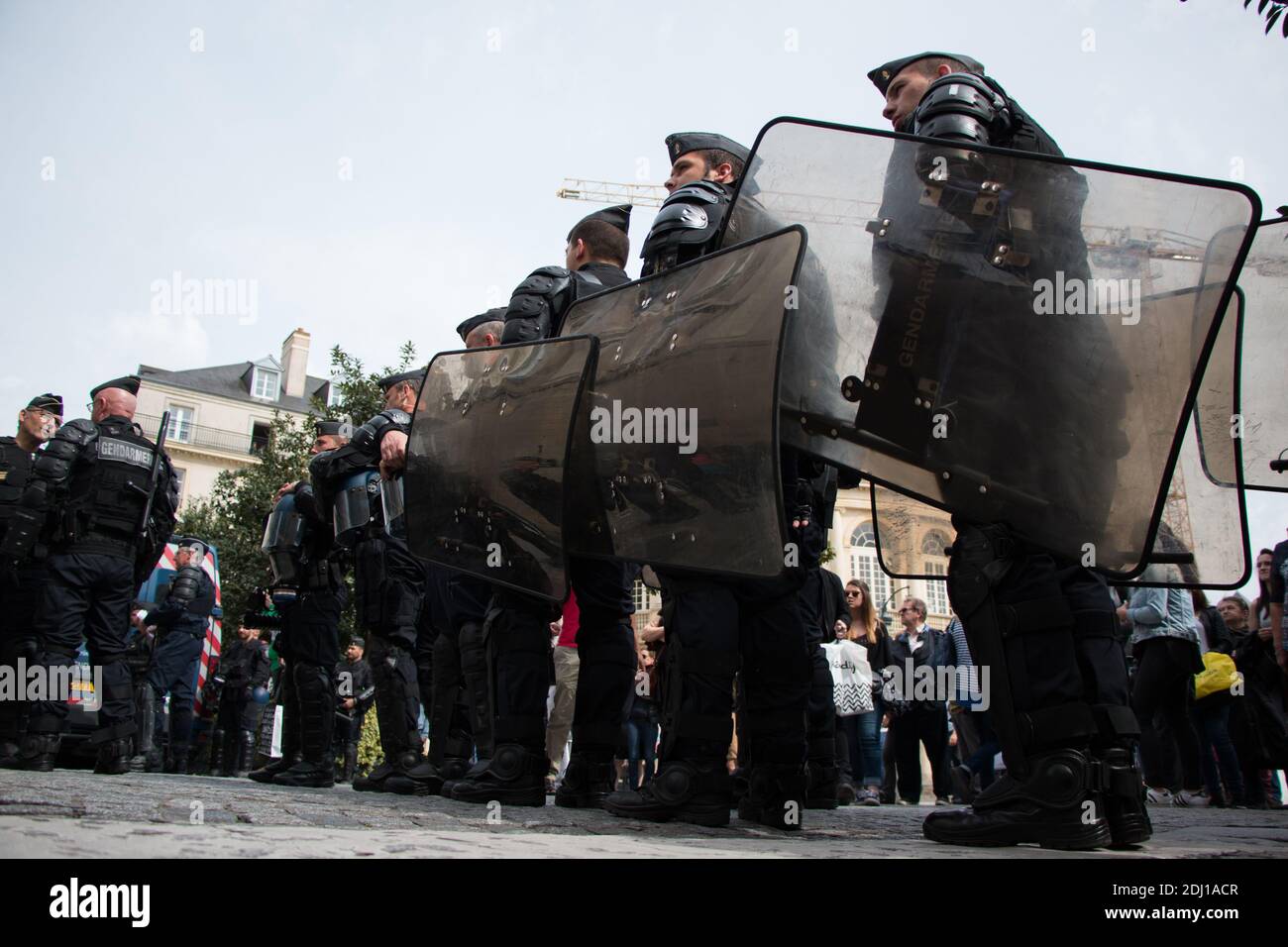 Cent manifestants se sont emmis dans les rues de Rennes, dans l'ouest de la France, le 21 mai 2016, pour la marche contre Monsanto, dans le cadre d'une manifestation contre la multinationale agrochimique. Les militants protestent contre les produits génétiquement modifiés (OGM) de Monsanto et contre le monopole présumé que Monsanto a sur le marché de l'approvisionnement alimentaire. Photo du Vicent Feuray/ABACAPRESS.COM Banque D'Images