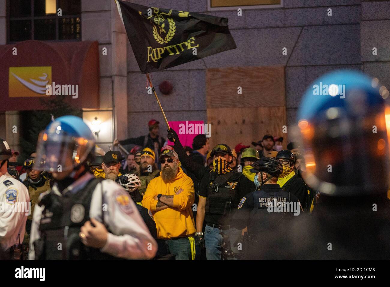 Washington, États-Unis. 12 décembre 2020. Les fiers garçons se tiennent en face des manifestants anti-Trump et anti-Antifa à la suite d'un rassemblement pro-Trump à Washington, DC, le samedi 12 décembre 2020. De grands groupes de partisans du président Donald Trump marchent sur la capitale de la nation alors qu'ils allèguent, sans preuve, que le président élu Joe Biden a volé l'élection américaine de Donald Trump. Photo de Ken Cedeno/UPI crédit: UPI/Alay Live News Banque D'Images