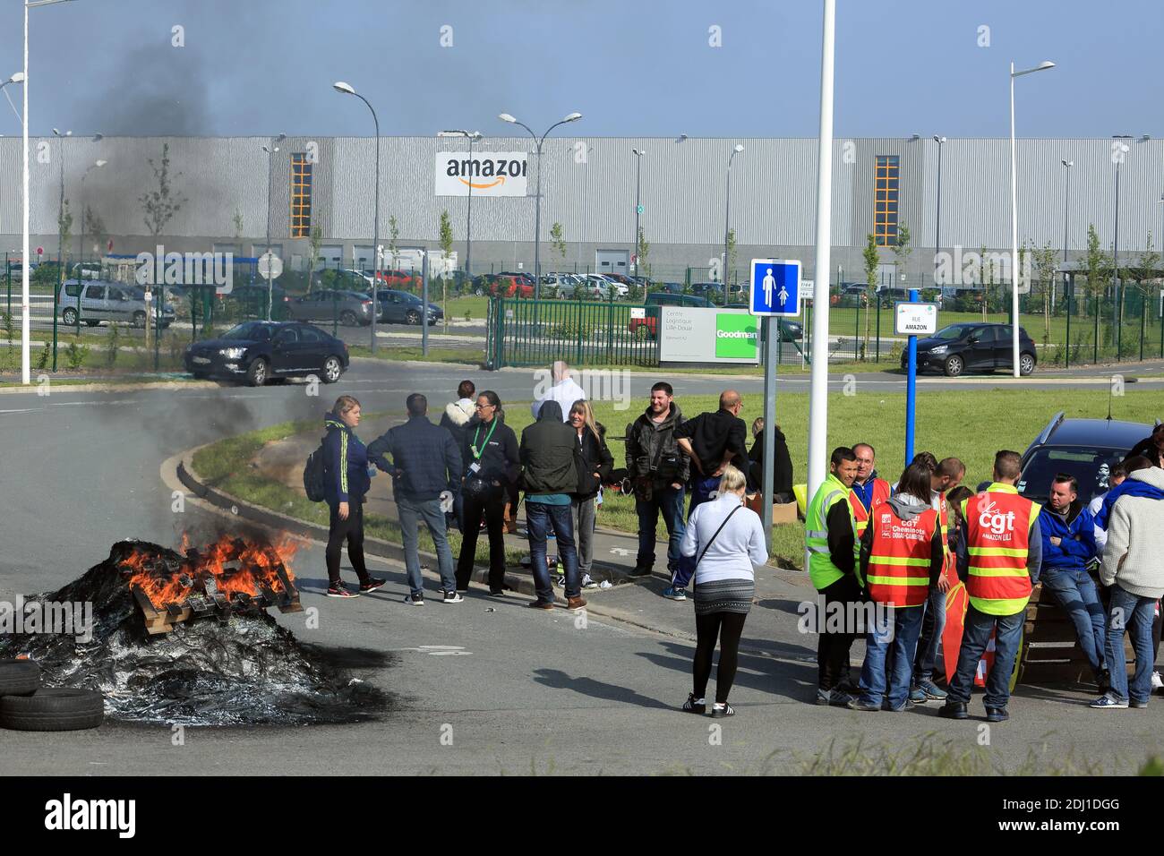 Les syndicalistes de la CGT bloquent l'entrepôt amazonien à Lauwin-Planque, près de Douai, dans le nord de la France, le 26 mai 2016. Le mouvement proteste contre les réformes du travail qui visent à libérer le marché rigide de l'emploi du pays, en partie en facilitant la tâche des entreprises. Ces réformes ont suscité des mois de protestations et de grèves à travers toute la France cette semaine qui ont affecté les trains, les vols, l'énergie nucléaire, les dépôts de combustible et en particulier les raffineries de pétrole. Photo de Sylvain Lefevre/ABACAPRESS.COM Banque D'Images