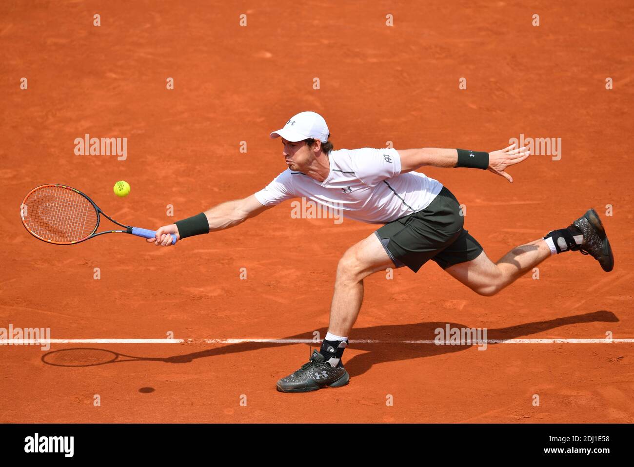 Andy Murray joue le deuxième tour de l'Open de tennis français BNP Paribas 2016 au stade Roland-Garros, Paris, France, le 27 mai 2016. Photo de Christian Liewig/ABACAPRESS.COM Banque D'Images