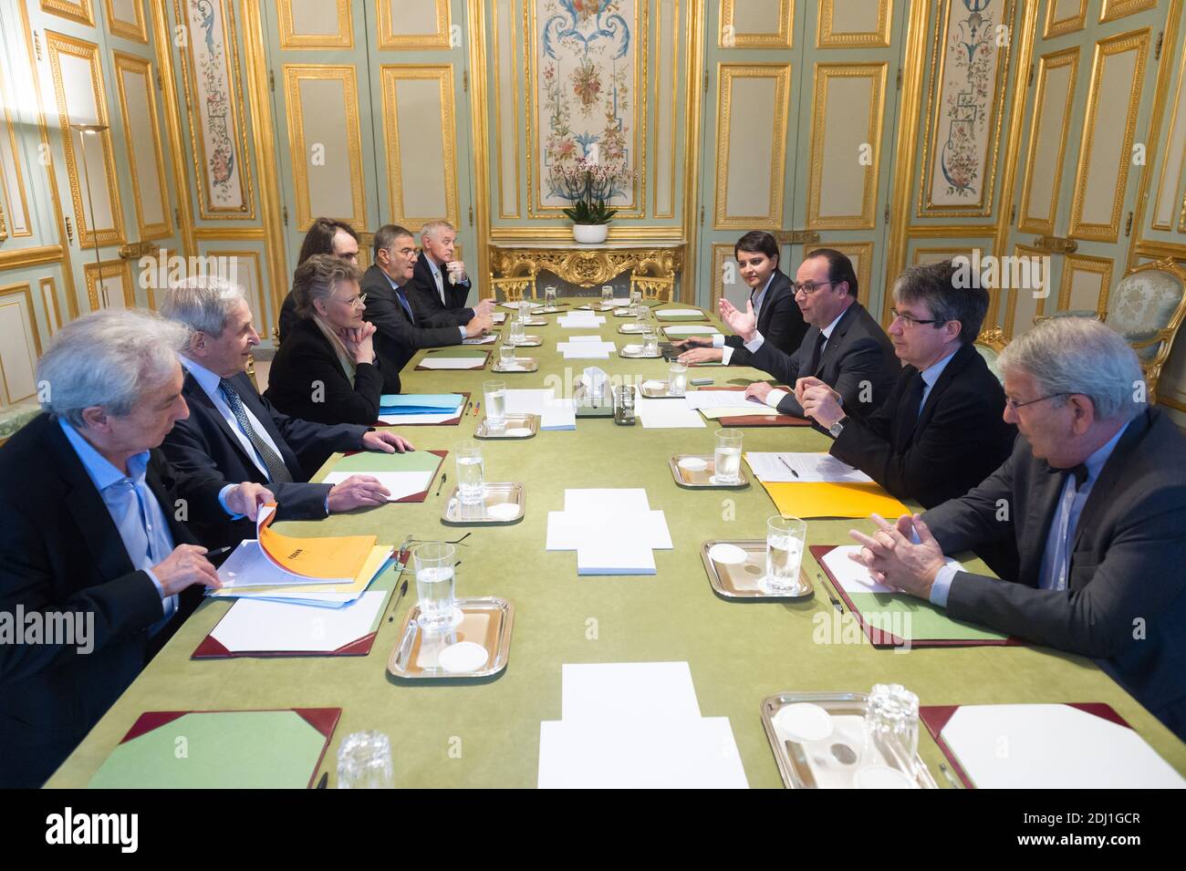 Le président français François Hollande et le ministre de l'éducation, de l'enseignement supérieur et de la recherche Najat Vallaud-Belkacem reçoivent (L-R) 2007 Prix Nobel de physique Albert Fert, 1997 Prix Nobel de physique Claude Cohen-Tannoudji, 2008 Prix Nobel de médecine Françoise barre-Sinoussi, 2010 Prix Nobel de physique Cedric Villani, 2012 Prix Nobel de physique Serge Haroche et 2007 Prix Nobel de la paix Jean Jouzel, à l'Elysée Palace de Paris, France, le 30 mai 2016. Hollande a reçu les scientifiques à la suite d'un article qu'ils ont cosigné dans le journal français le monde pour condamner le projet de décret budgétaire Banque D'Images