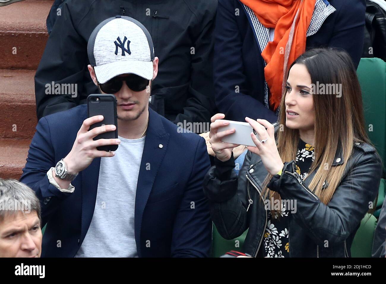 Louis Sarkozy et Capucine Anav dans le VIP Tribune lors de l'Open de tennis à l'arène Roland-Garros à Paris, France, le 1er juin 2016. Photo byABACAPRESS.COM Banque D'Images