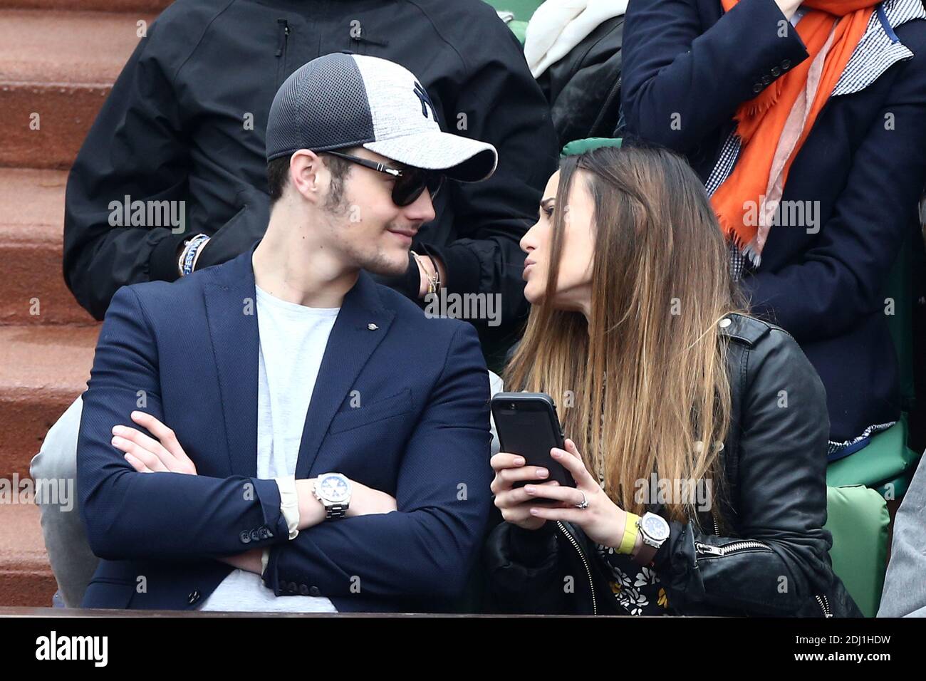 Louis Sarkozy et Capucine Anav dans le VIP Tribune lors de l'Open de tennis à l'arène Roland-Garros à Paris, France, le 1er juin 2016. Photo byABACAPRESS.COM Banque D'Images